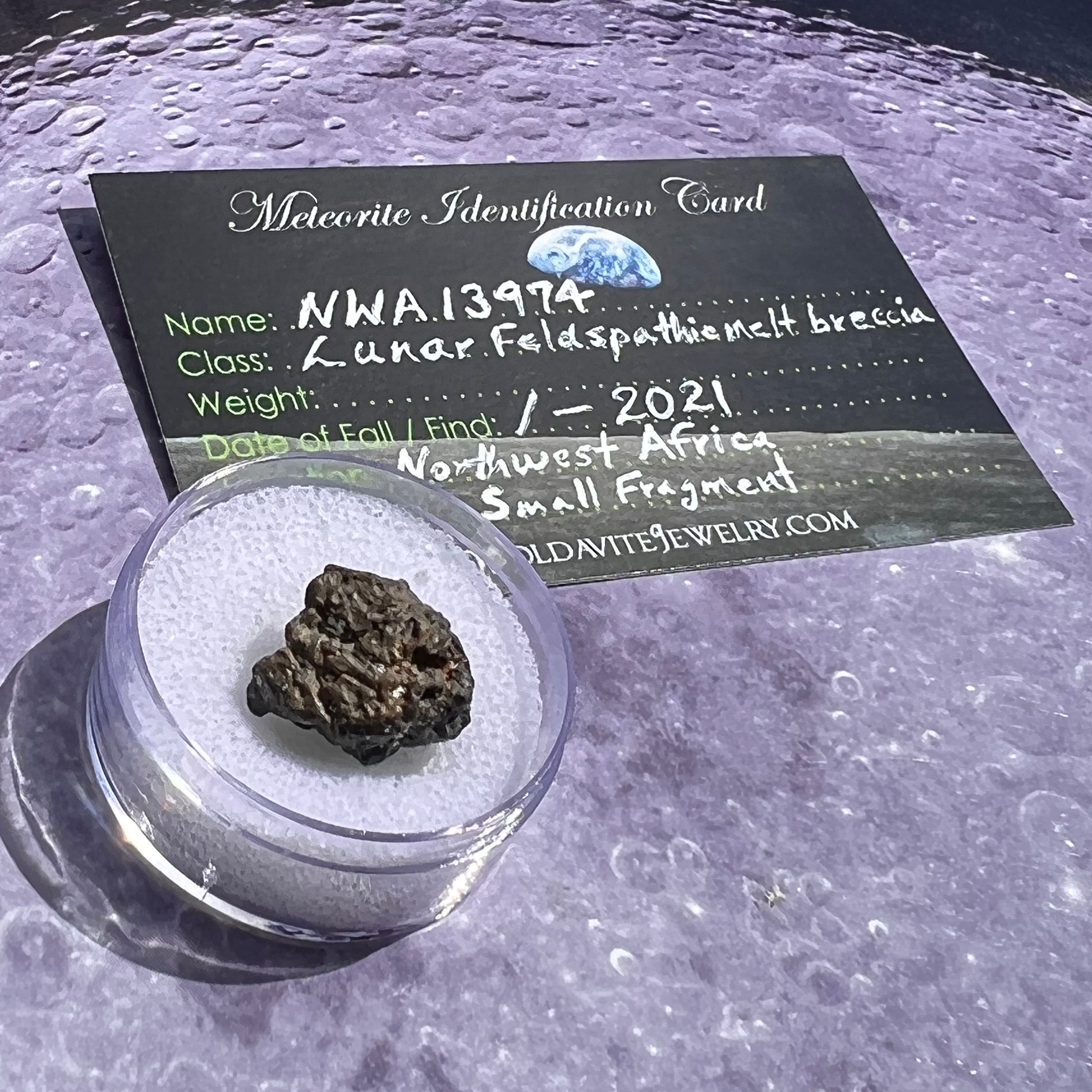 ムーンダスト　月飛来岩石の粉 Lunar Meteorite feldspathic melt breccia Lunite | moldavitejewelry.com