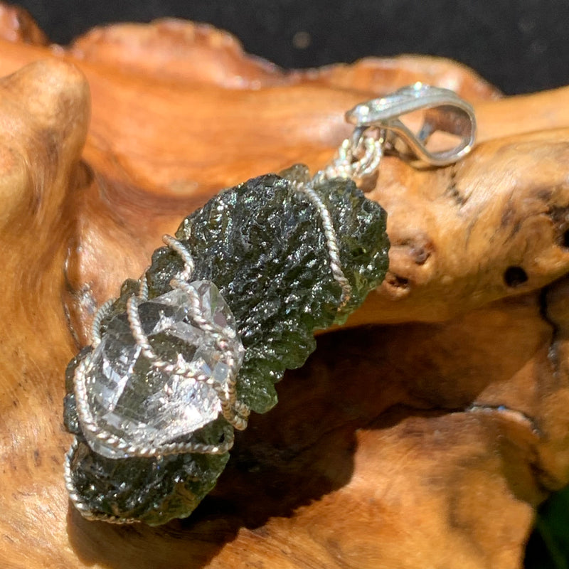 the texture of the moldavite shines with deep crevices