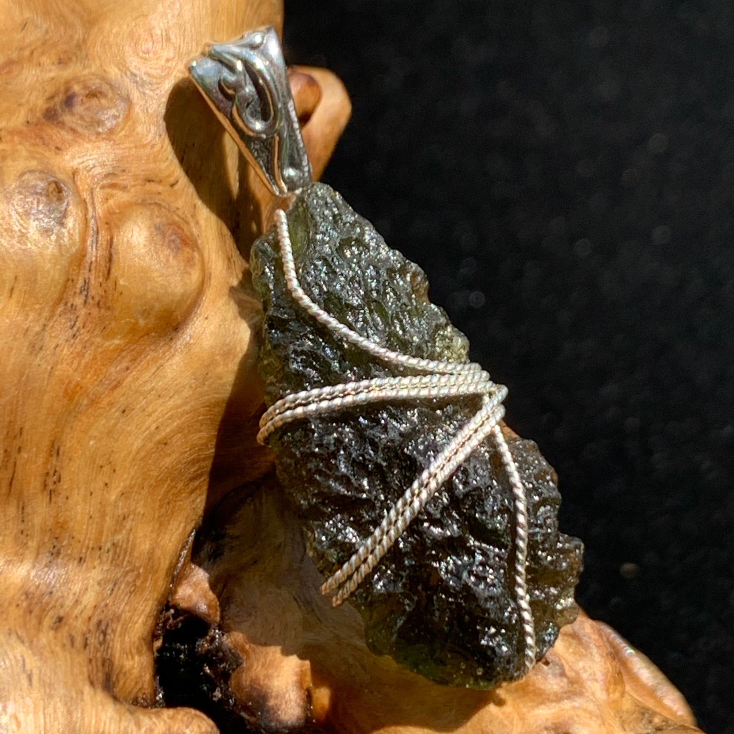 the silver wire is twisted and the moldavite has great texture